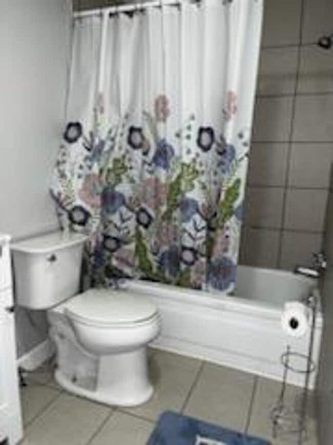 Building Photo - One Bedroom Furnished Apartment in Downtow...
