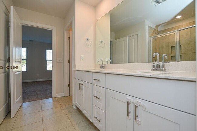 Building Photo - Like New All Brick Home in Mint Hill!