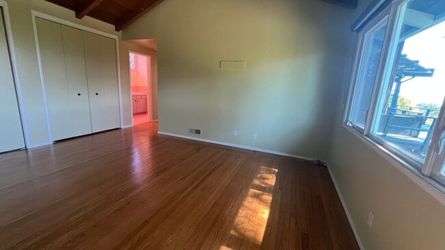 Building Photo - Mid-Century homes Rarely Available with Expansive Bay Views