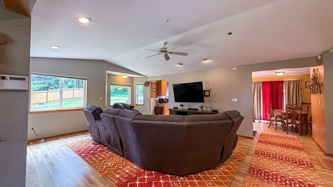 Building Photo - Fun, furnished home in a woodsy setting. 6...