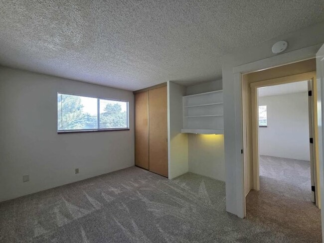 Building Photo - HUGE Number 2 Canyon ~ ~ 4 bedroom, 3 bath...