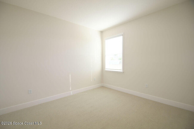 Building Photo - 657 Clearwater Ave