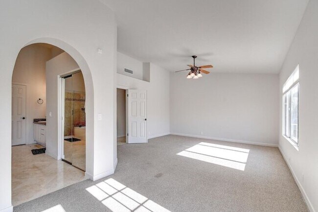 Building Photo - 5623 E Claire Dr