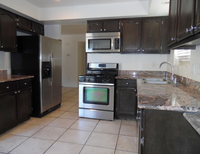 Building Photo - Desert Shores 3 bedroom with pool!