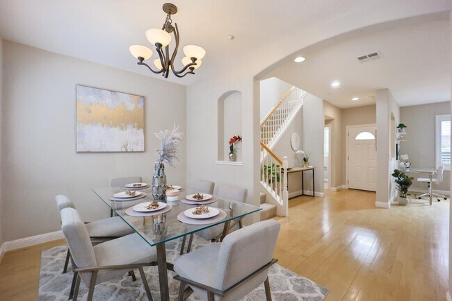 Building Photo - 492 Tyndall St