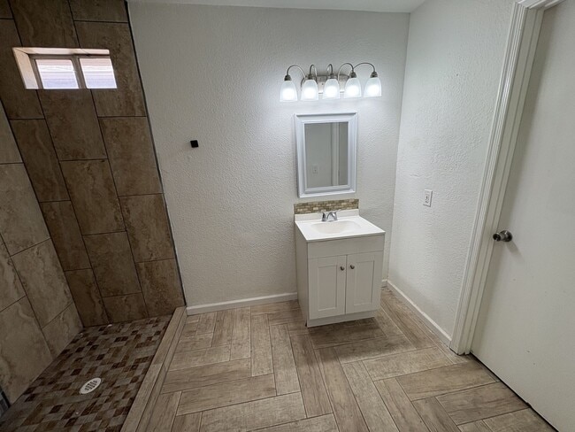 Building Photo - Great eastside location four bedrooms