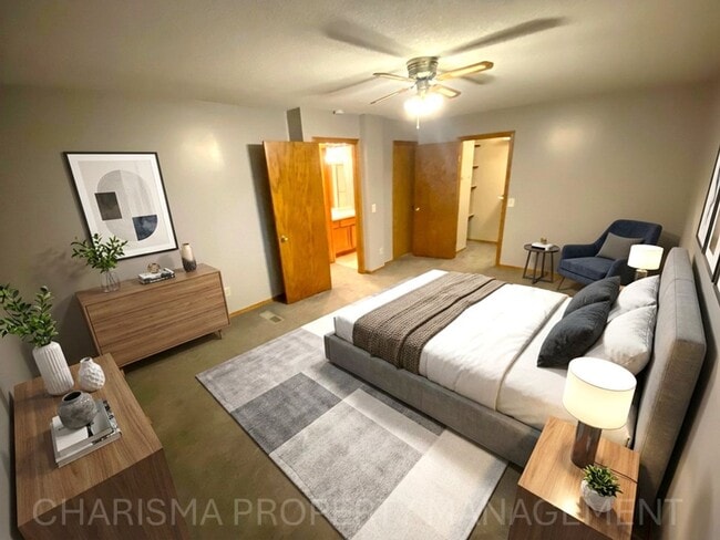 Building Photo - 4 BEDROOM, 2 BATH HOME IN EAST SIOUX FALLS! DOUBLE ATTACHED GARAGE! FENCED IN BACKYARD!