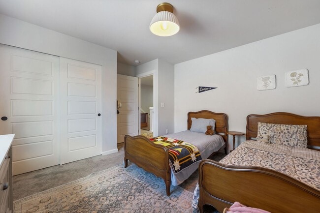Building Photo - Spacious & Stylish 4-Bedroom A/C Townhome!