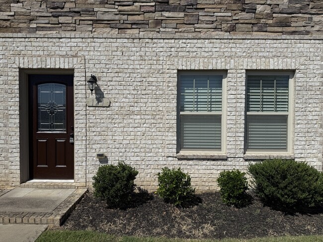 Building Photo - 121 Turn Row Dr