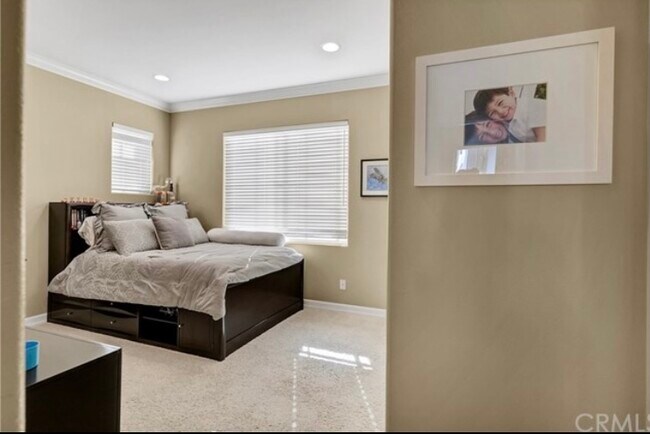 Building Photo - 9 Marisol