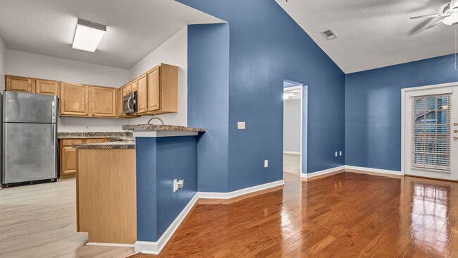 Building Photo - Second Story 1 bedroom 1 bath New Tampa co...