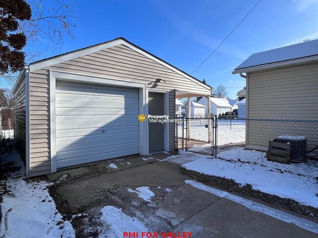 Building Photo - NICE house with wood floors