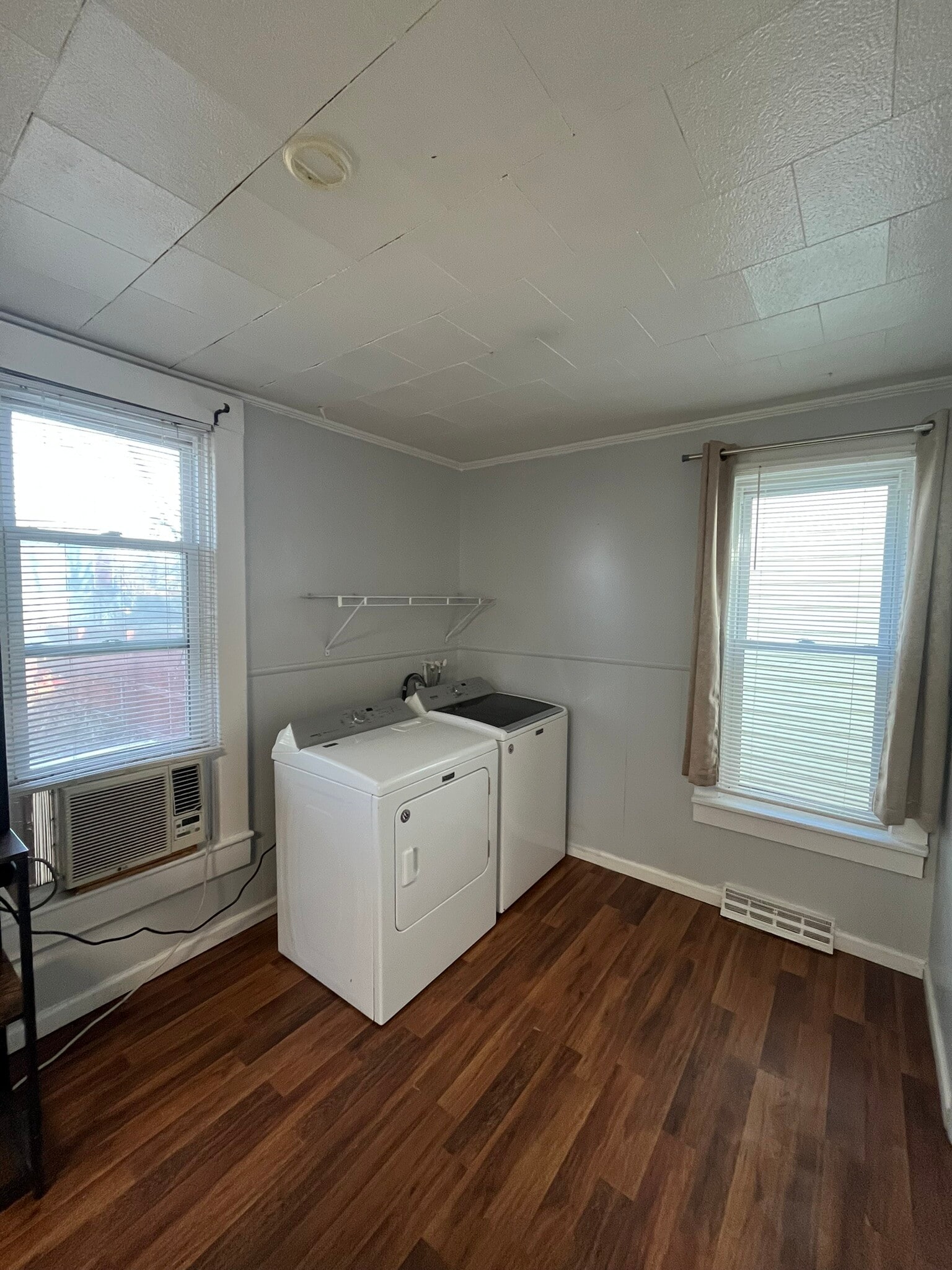 Building Photo - 1227 E Chestnut St