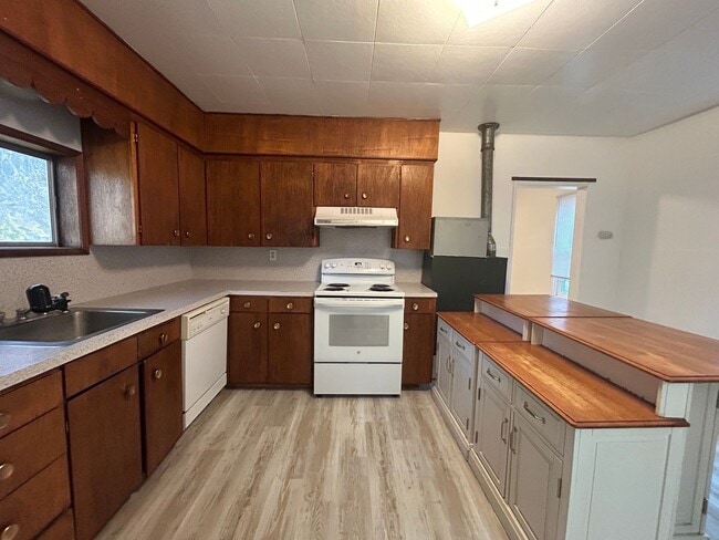 Building Photo - Cottage Style 1 Bed Home with a Large Yard & Storage Shed for Rent