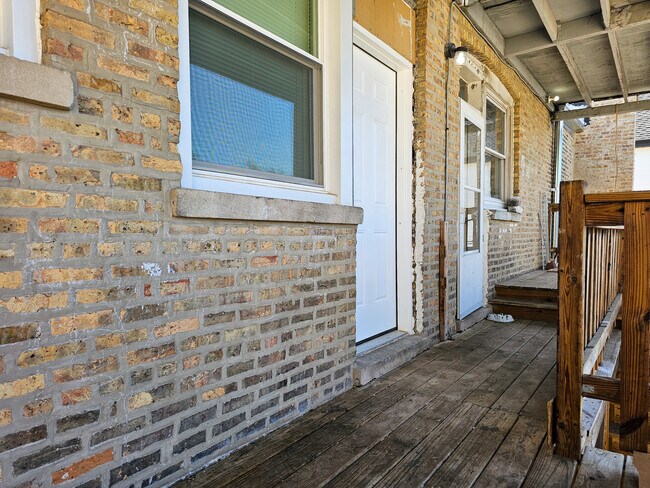 Building Photo - 3208 W Belle Plaine Ave