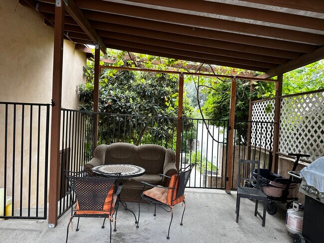 Patio - outdoors - 1054 E Providencia Ave