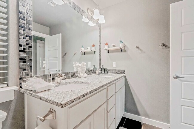 Building Photo - 2002 Rosewood Ave