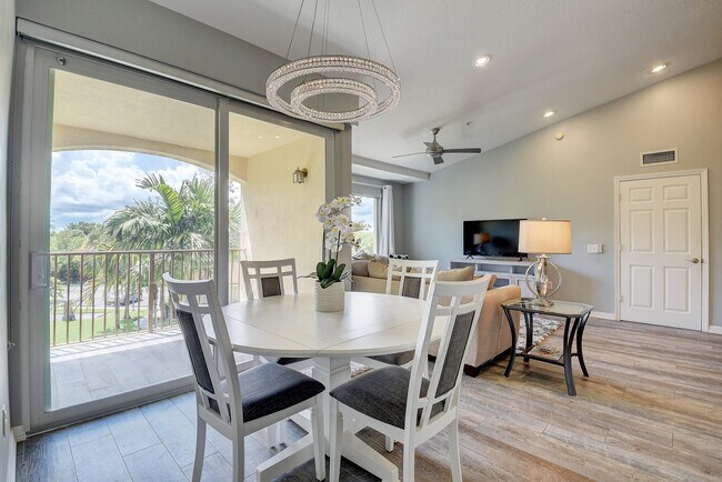 Building Photo - 1223 Villa Cir