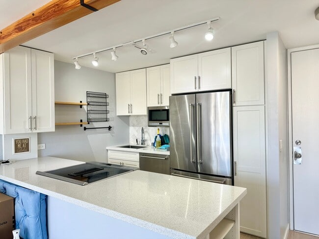 Building Photo - Upgraded 1 bedroom in Waikiki!