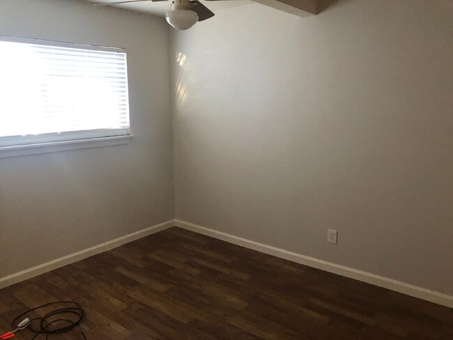 Building Photo - Centrally Located 2 Bed/1 Bath Duplex in L...