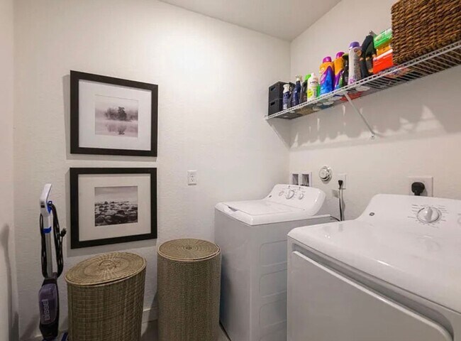 Building Photo - 3 Bedroom 2.5 Bathroom Townhome with 2 Car Garage and Fenced Patio!**ASK ABOUT MOVE IN SPECIAL**