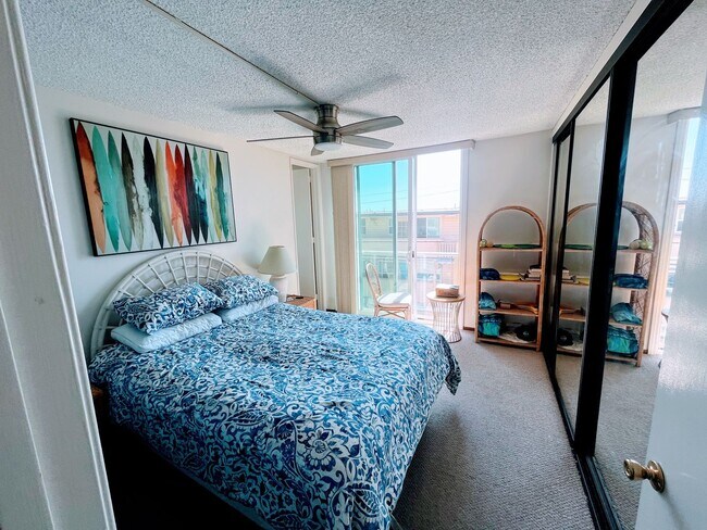Building Photo - Charming 1 Bedroom 1 Bath-Fully Furnished Condo Just feet away from Mission Beach!