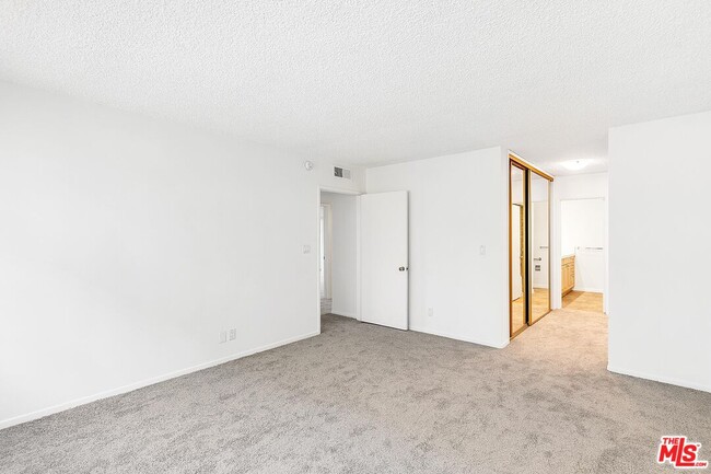 Building Photo - 825 S Gretna Green Way