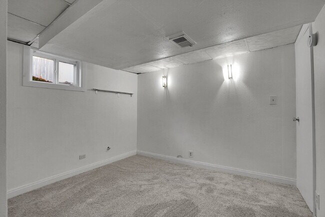 Building Photo - $2,795.00 - $300 OFF First Months' Rent - 5 Bedrooms, 2 Bathrooms, Single Family Home in Broomfie...