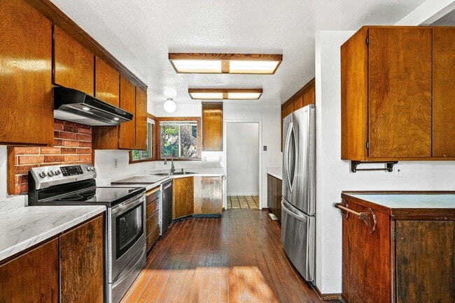 Building Photo - Cozy 2BR/2BA Duplex | Fireplace, Patio & Utilities Included