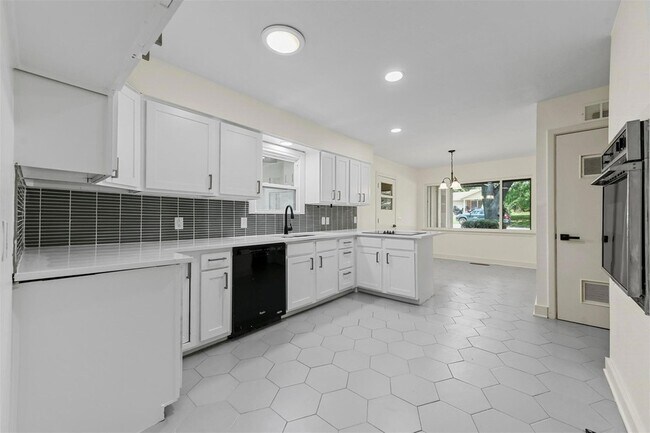 Building Photo - 3936 Piedmont Rd