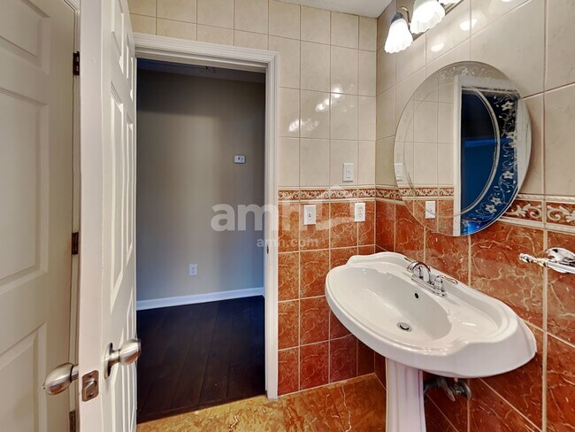 Building Photo - 586 Hollerman Ln