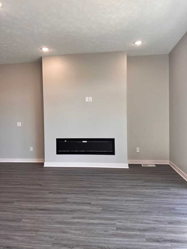 Building Photo - Luxury Living In Midtown near UNMC - 2bed 3bath + Garage