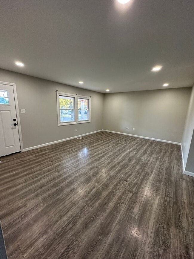 Building Photo - 3 Bed 2 bath Kensignton Rancher