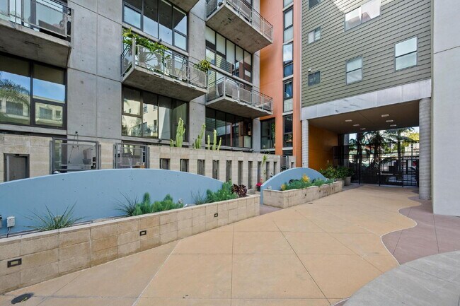 Building Photo - Chic Furnished Loft with Bay Views in the ...