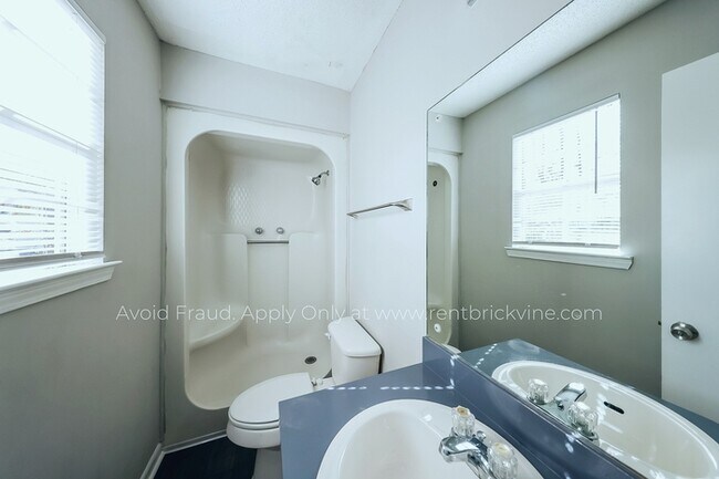 Building Photo - 3155 Sleepy Hollow Dr