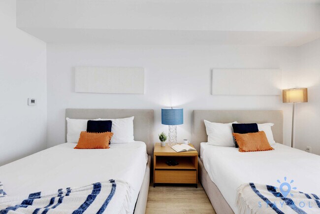 Building Photo - 2602 E Hallandale Beach Blvd