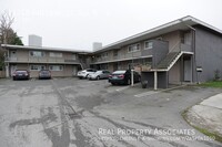 Building Photo - Large One Bedroom Updated Apartment with a...