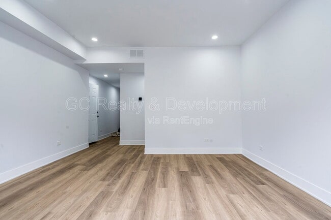 Building Photo - 3744 N Wilton Ave