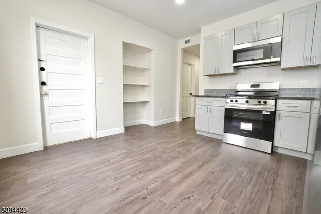 Building Photo - 282 Woodside Ave