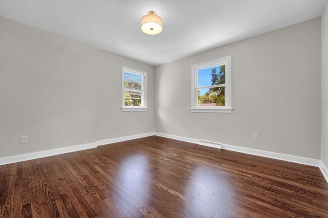 Building Photo - Beautiful Renovated 4 Bedroom 2.5 Bathroom Home for Rent!