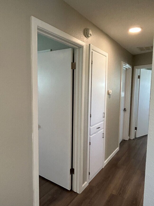 Building Photo - 3-bedroom, 1.5-bath in the MacArthur Schoo...