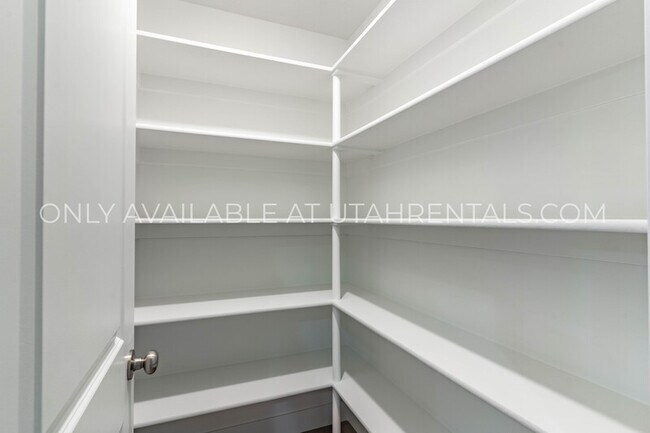 Building Photo - 4143 N Fairfield Dr