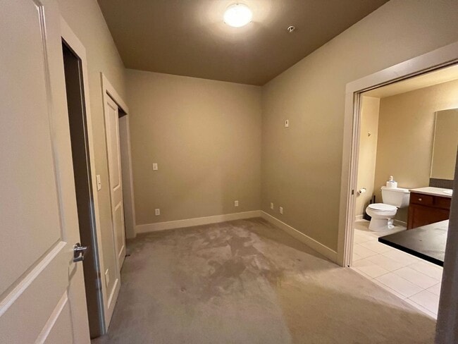 Building Photo - Beautiful 1 bedroom home at The Drake in B...