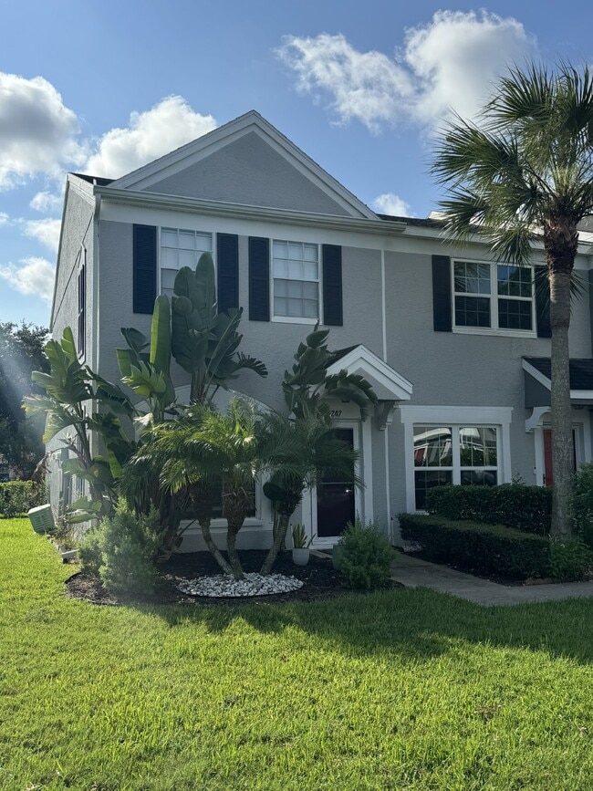 Building Photo - "Charming 2-Bed Home"