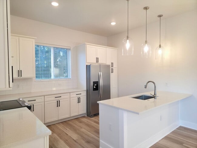 Building Photo - FOR RENT 3 bed, 3.5 bath, 3 level brand new condo