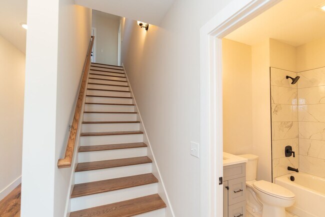 Building Photo - Modern 4 Bedroom Townhome in Southside Chattanooga