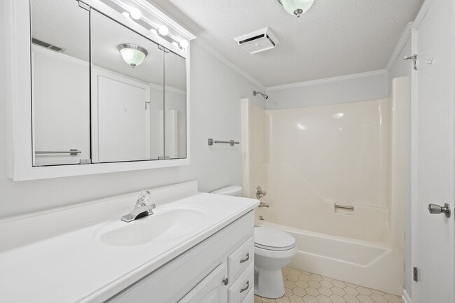 Building Photo - Great 2 Bedroom Available End Of July