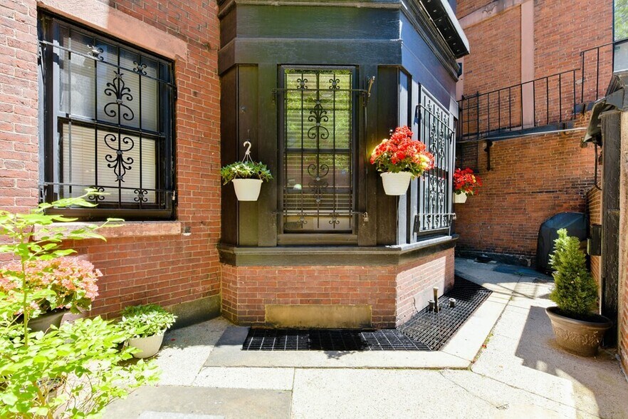Building Photo - 43 Beacon St