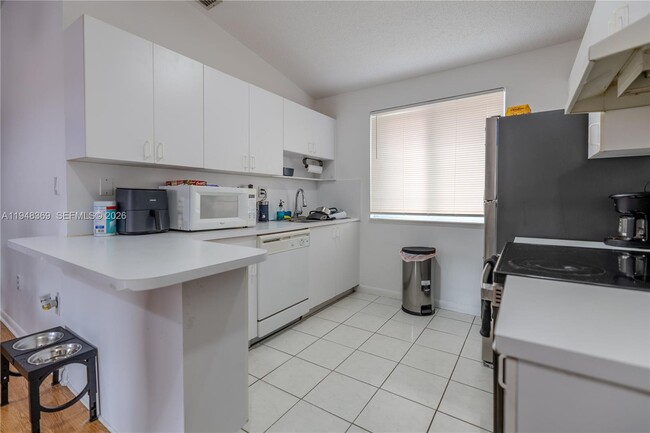 Building Photo - 8013 Lake Dr