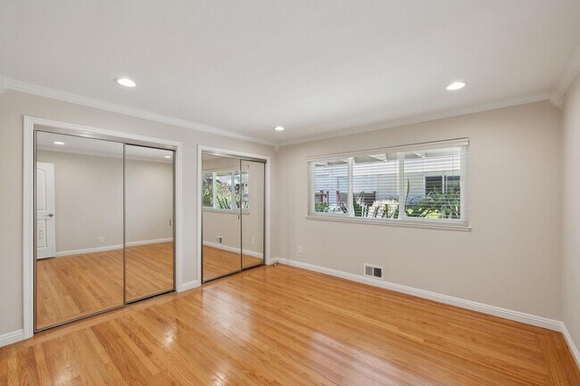 Building Photo - Luxury Apartment Available in gated Community downtown Palo Alto!